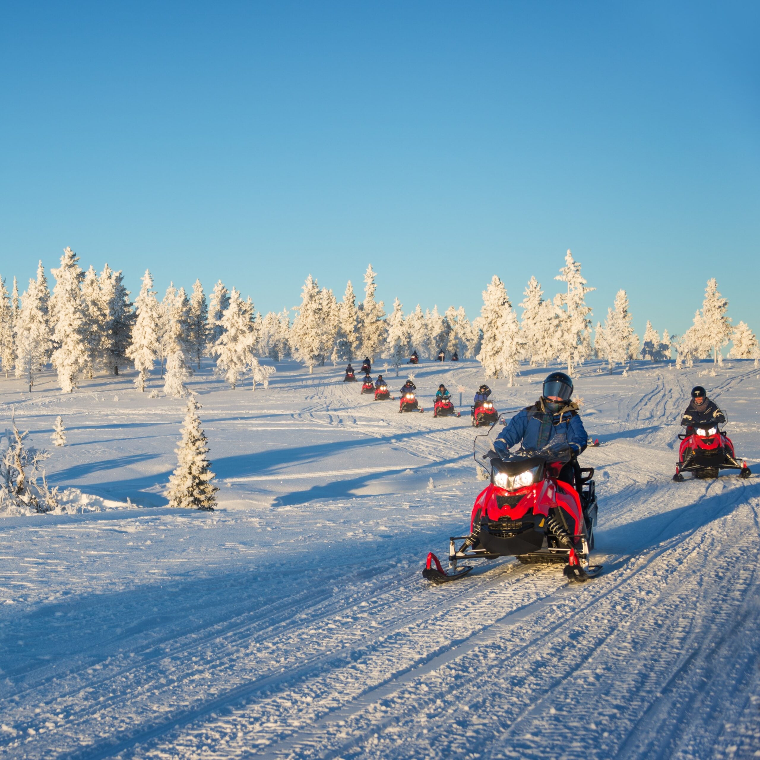 Balade en scooter des neiges, animation team building en Laponie