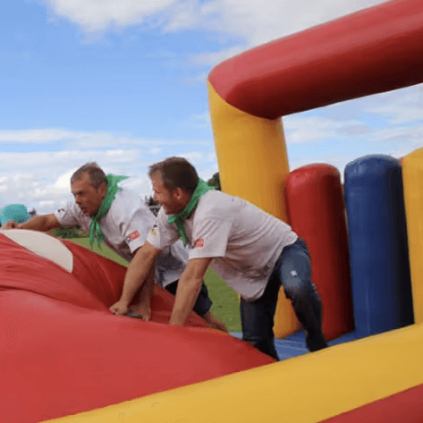 participants à un team building jeux gonflables dans un parcours