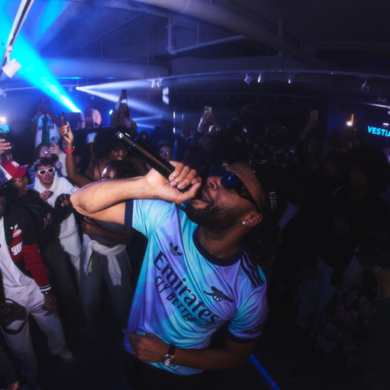 rappeur lors d'un showcase pour une grande marque