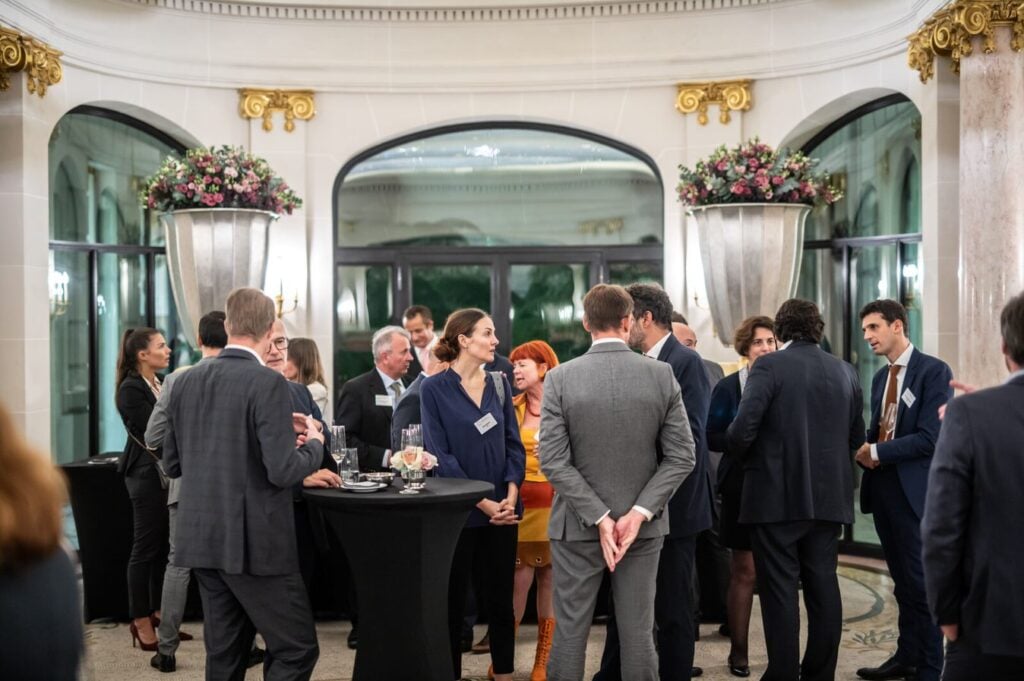 collaborateurs à un cocktail dinatoire lors d'un séminaire d'entreprise