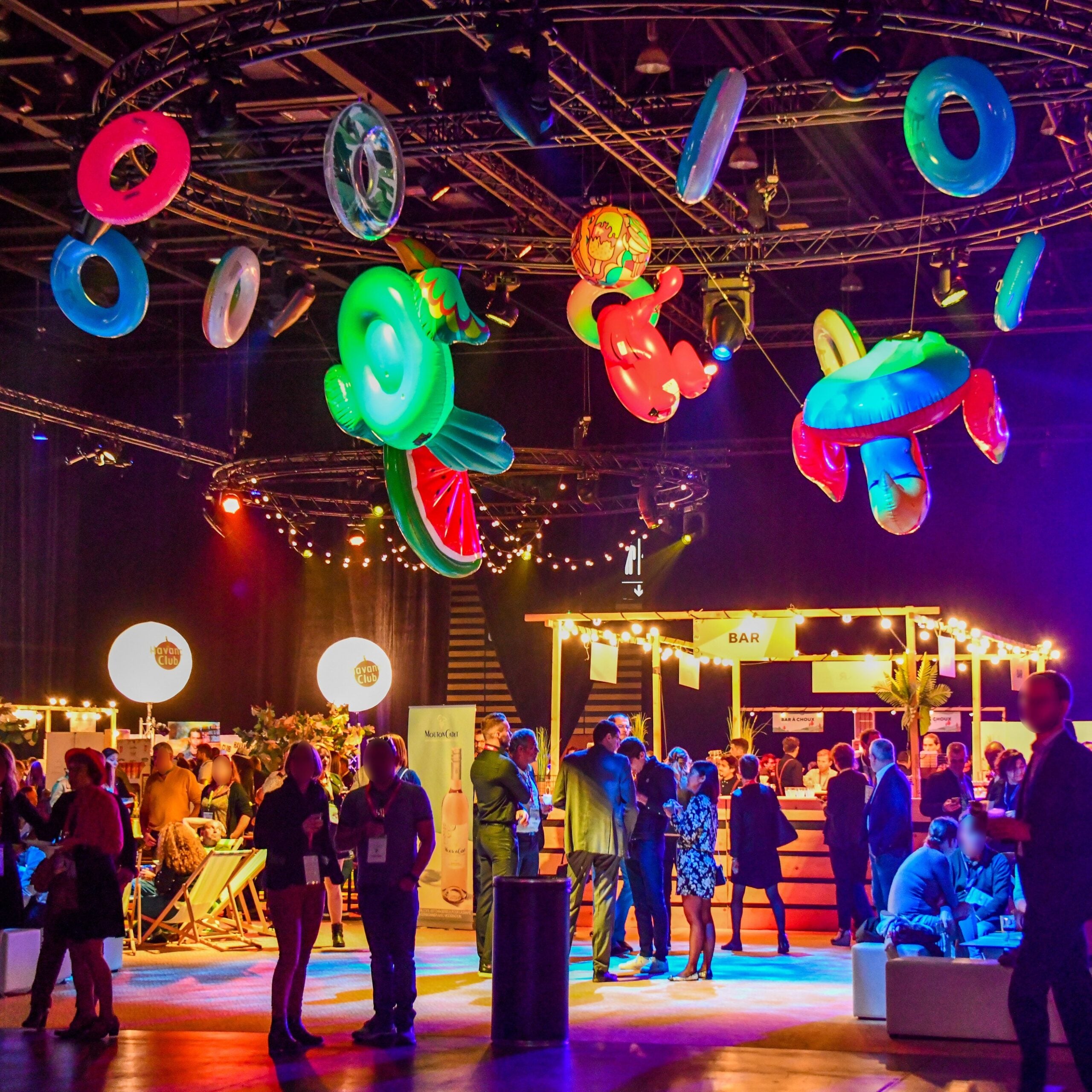 soirée d'entreprise avec décorations et services traiteurs et animations sur-mesure