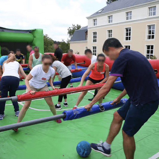 participants à un team building jeux gonflables / animation baby foot