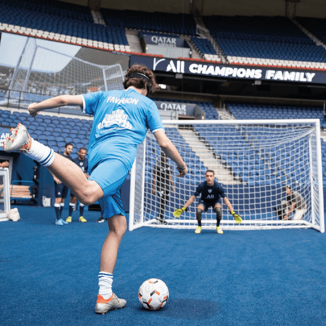 Participant à un séminaire d'entreprise au Parc des Princes sur une animation tirs aux buts